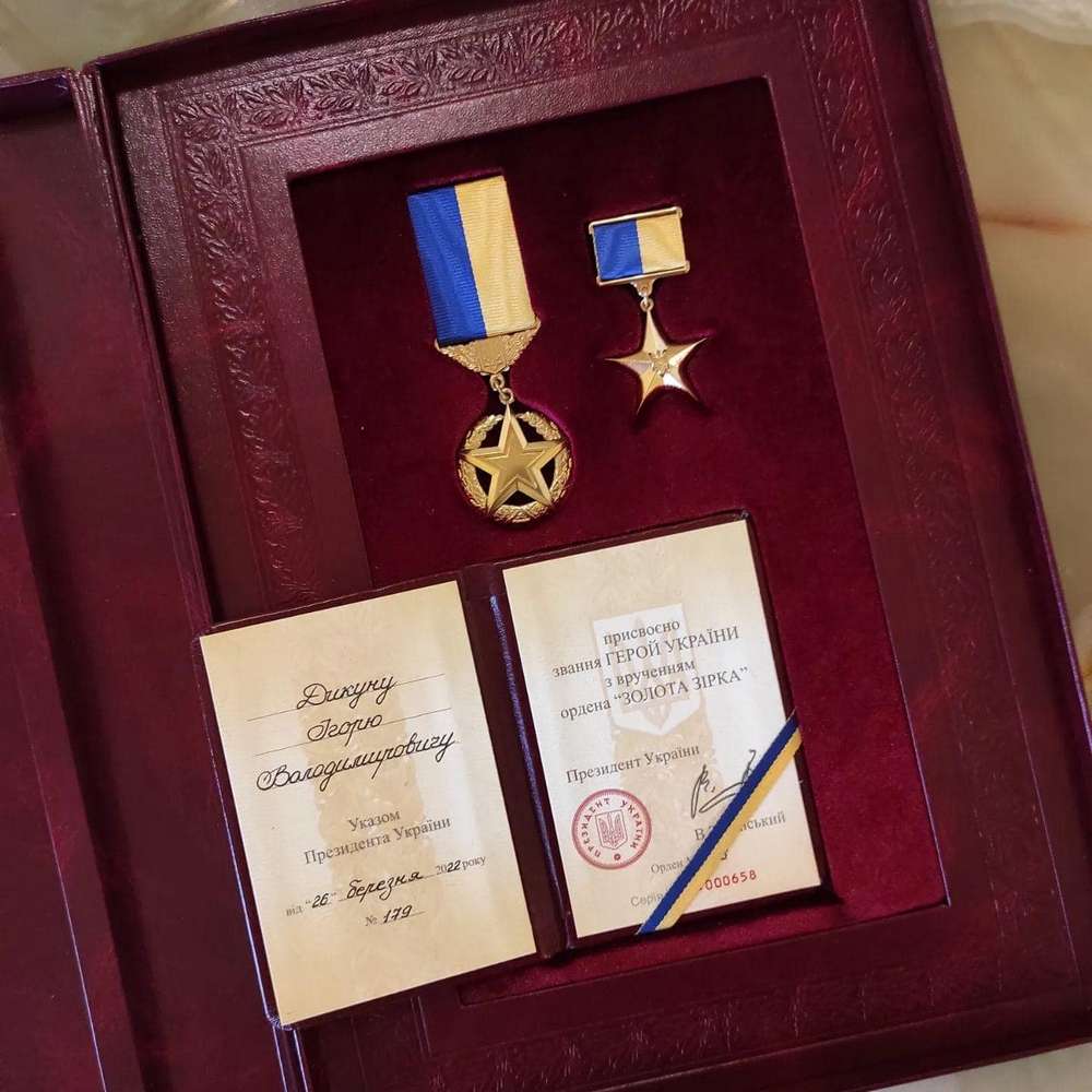 Володимир Зеленський військовому з Тернопіьщини орден «Золота Зірка».