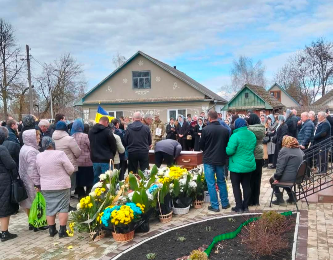 Борсуківська громада поховала Героя