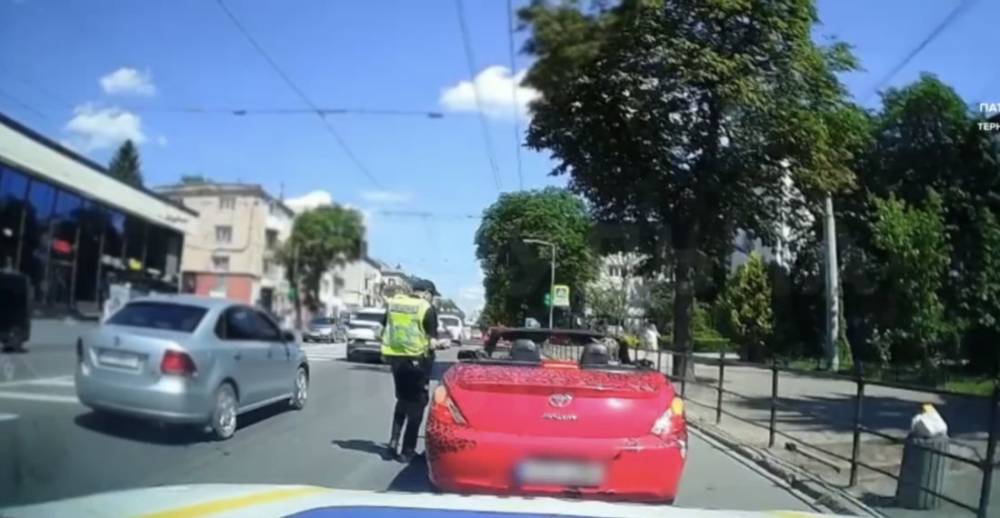 У Тернополі водій без страховки втікав від поліції: спершу на авто, потім пішки