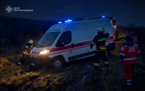 Рятувальники витягували з пастки швидку медичну допомогу на Тернопільщині