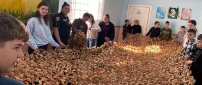 Школярі Тернопільщини плетуть сітки для ЗСУ