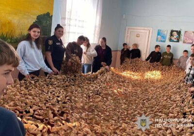 Школярі Тернопільщини плетуть сітки для ЗСУ