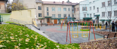 У Тернополі відкрили інклюзивний майданчик біля поліклініки